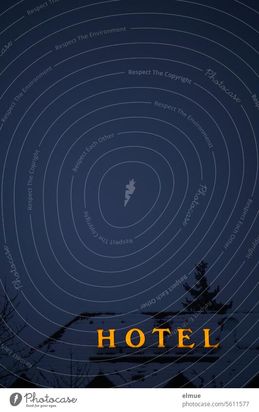 leuchtender Schriftzug HOTEL auf einem schneebedeckten Dach in der Nacht Hotel Winter Übernachtung Unterkunft Schilder & Markierungen Ferien & Urlaub & Reisen