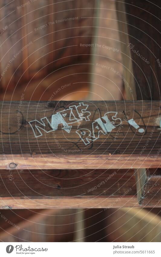 Nazis raus Bushaltestelle nazis raus Ansage Schriftzeichen Antifaschismus Graffiti Holzbalken