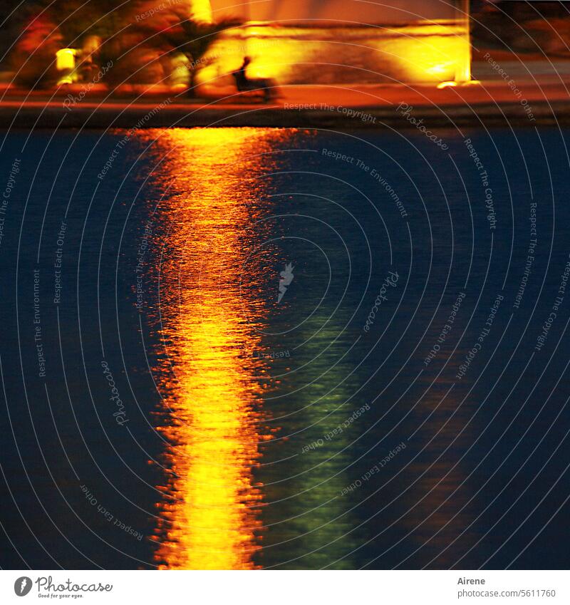 einsam am Abend Lichterscheinung Reflexion & Spiegelung Farbrausch Wasserspiegelung rot leuchten Kontrast schwarz gelb Farbe strahlen golden Meditation