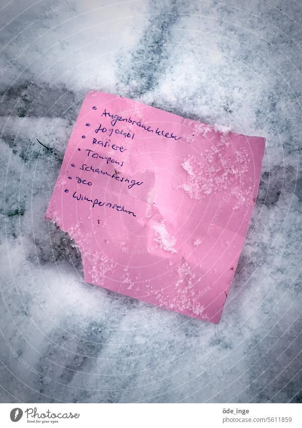 Augenbrauenkleber Einkaufszettel Einkaufsliste Kosmetikprodukte Zettel Notiz Schnee verloren Jojobaöl Rasierer Tampon Schaumfestiger Deo Wimpernserum rosa Frau