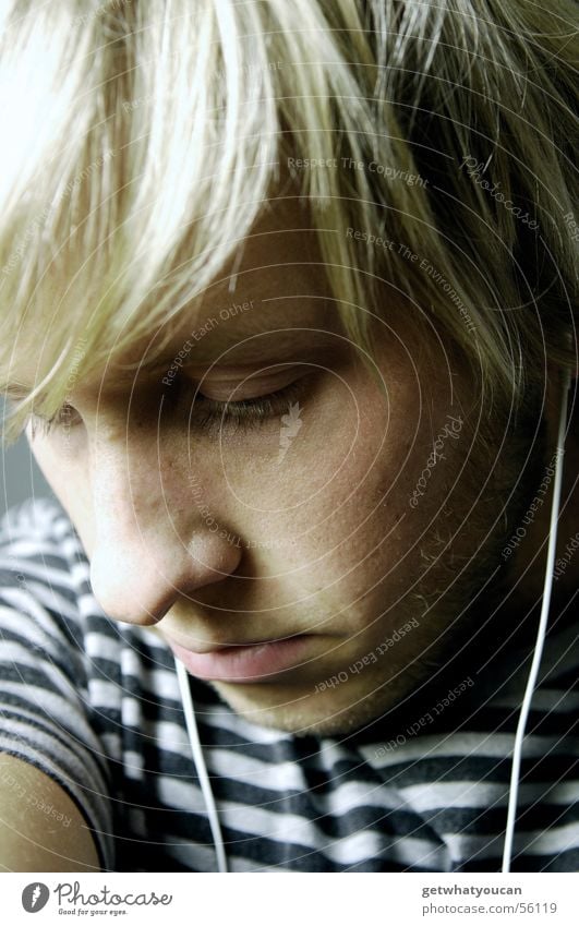 Schöne Melancholie Mann Kopfhörer MP3-Player Trauer Gedanke unten negativ kalt grau dunkel Gesicht Blick Musik Traurigkeit Haare & Frisuren bleich