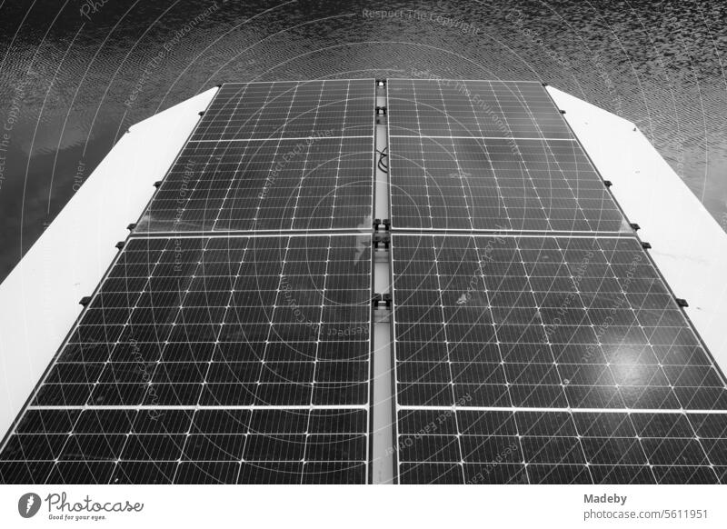 Moderne Photovoltaik auf dem Dach eines Hausboot im Sommer im Yachthafen an der Mosel zwischen Weinbergen in Traben-Trarbach in Rheinland-Pfalz in Deutschland in klassischem Schwarzweiß