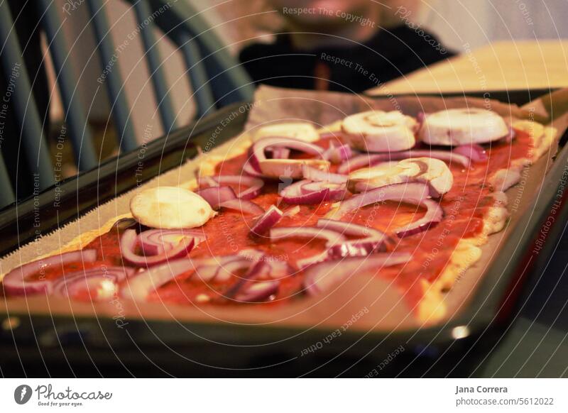 Pizza belegt mit frischen Zutaten selber machen zuhause backen Lecker Gesund tomatensauce Pizzateig lecker Lebensmittel Küche Essen zubereiten selbstgemacht