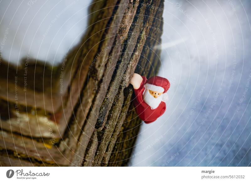 Der Weihnachtsmann kommt heute in die Stadt Weihnachten & Advent Nikolaus Schornstein Mauer Schnee Tradition Winter rot Weihnachtsdekoration Vorfreude