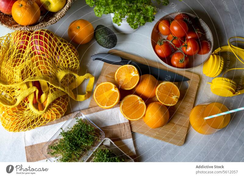 Bio-Obst und -Tomaten auf dem Tisch orange Gesundheit Mandarine hoher Winkel Saft Glas ineinander greifen Tasche heimwärts Messer Schneidebrett Scheibe