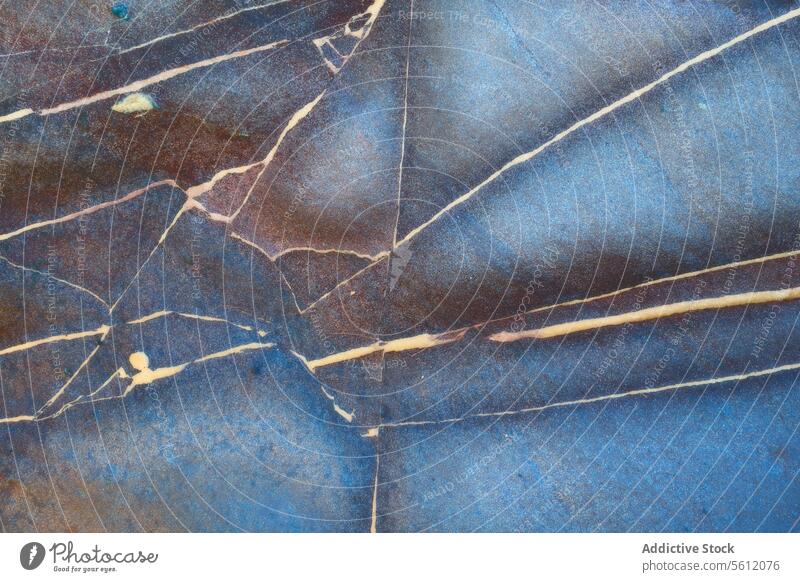 Texturierte blaue und braune Marmoroberfläche mit natürlichen Mustern Murmel Oberfläche Nahaufnahme kompliziert reich Vene Stein Material Hintergrund abstrakt