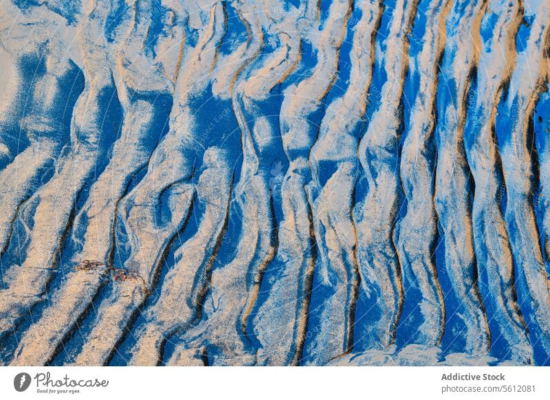 Abstrakte Sandmuster mit blauen Schatten abstrakt Muster Textur natürlich Kunst wellig Licht Formular Design Hintergrund Oberfläche Kurve Erde körnig