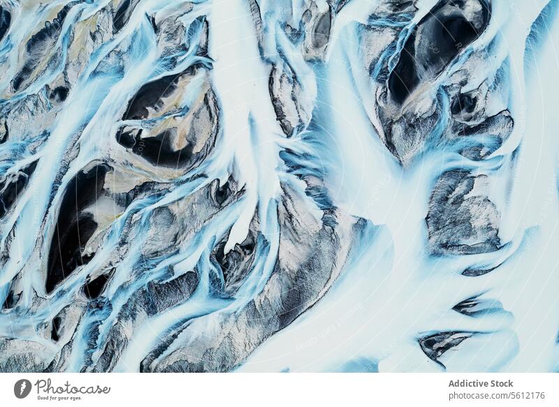 Luftbilder eines gefrorenen Flussbeckens in Island Antenne Becken Muster Eis Schnee Landschaft Natur abstrakt Winter kalt blau weiß Textur malerisch wild
