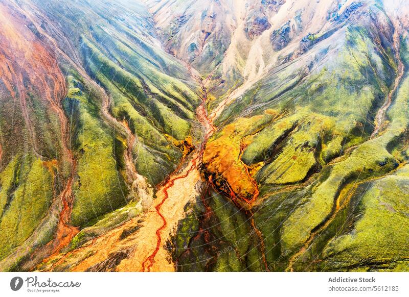 Luftaufnahme des lebendigen Landmannalaugar-Gebirges in Island Berge u. Gebirge Flusseinzugsgebiet Landschaft natürliche Schönheit pulsierend Farbe Geothermie