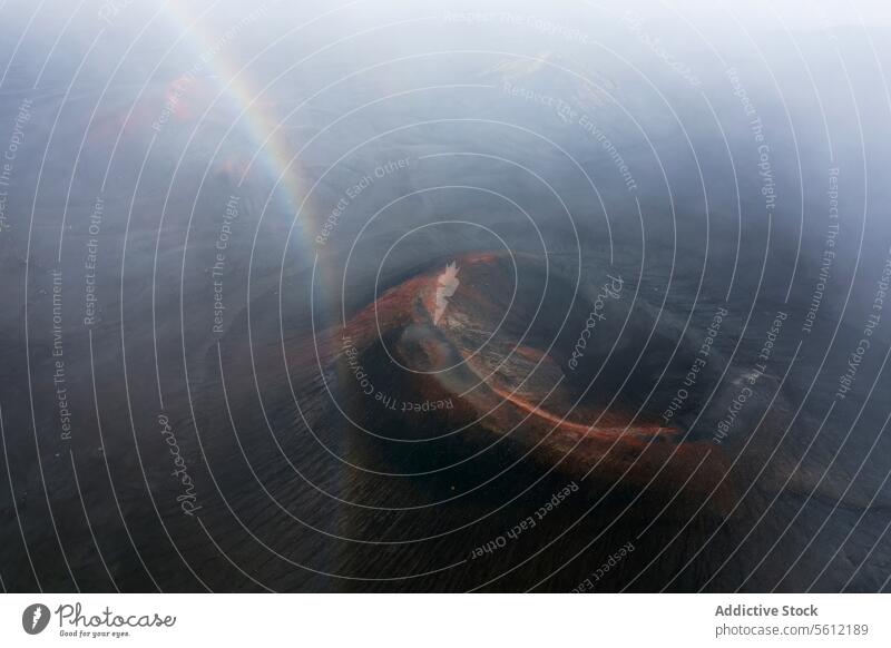 Mystischer Regenbogen über Islands Flussgebiet Luftaufnahme Flusseinzugsgebiet Nebel Landschaft robust Bogen Natur im Freien neblig ätherisch mystisch schwach
