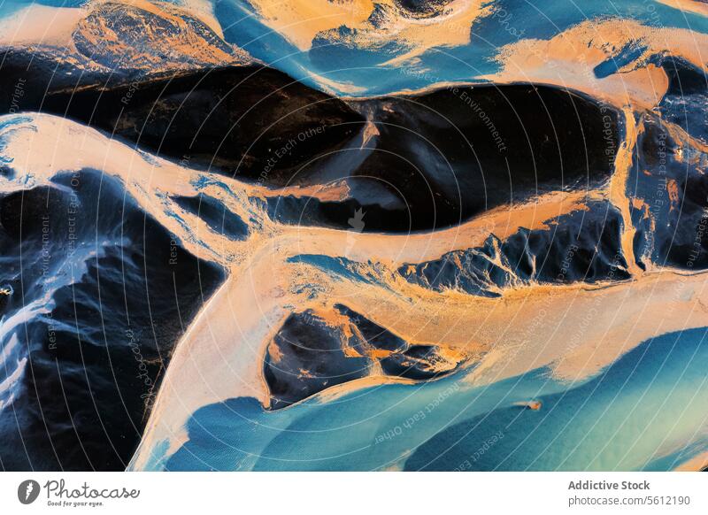 Luftaufnahme von verzweigten Flussmustern in Island geflochten Muster natürlich fließen Wasser Sediment Natur Artistik abstrakt Textur kompliziert Landschaft