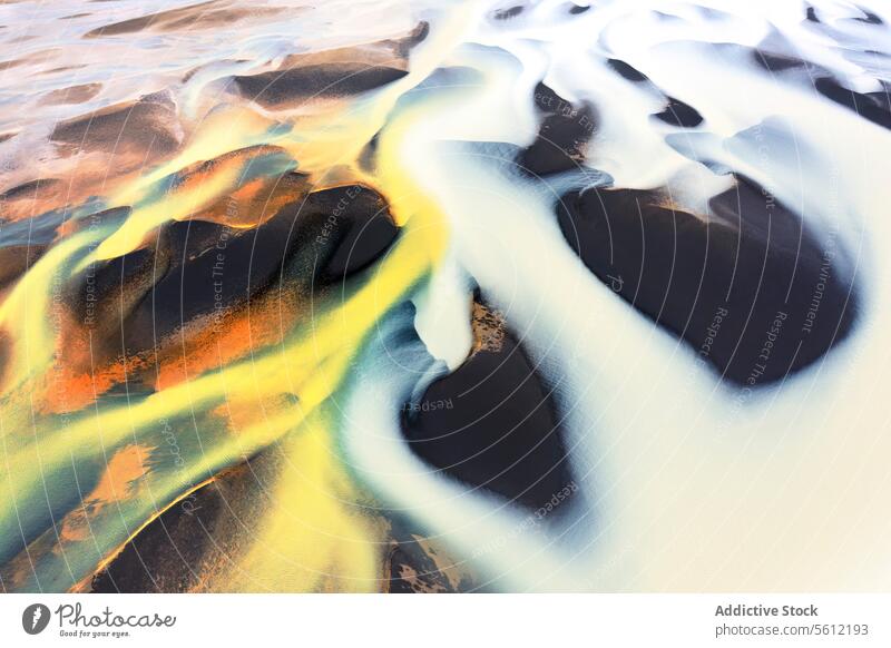 Luftaufnahme eines bunten Flussbeckens in Island Antenne Becken abstrakt Muster pulsierend Farben Vermischung Landschaft Natur Wasser fließen Geologie