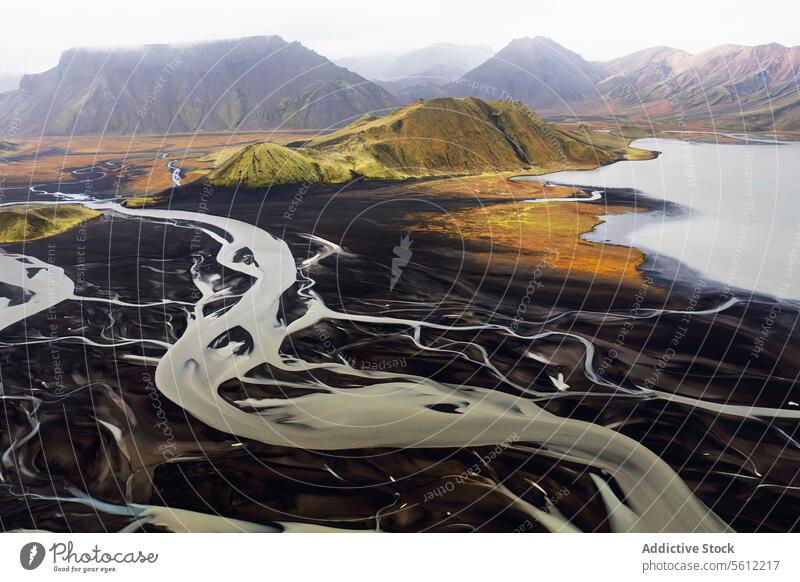 Luftaufnahme der sich schlängelnden isländischen Flusseinzugsgebiete Island Landschaft natürliche Schönheit schlangenförmig Berge u. Gebirge Hintergrund