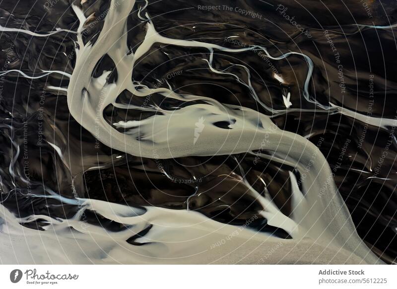 Luftaufnahme eines gewundenen Flusses in der kargen Landschaft Islands Antenne Natur Irrfahrt Gelände Kontrast robust Erde natürlich Artistik malerisch