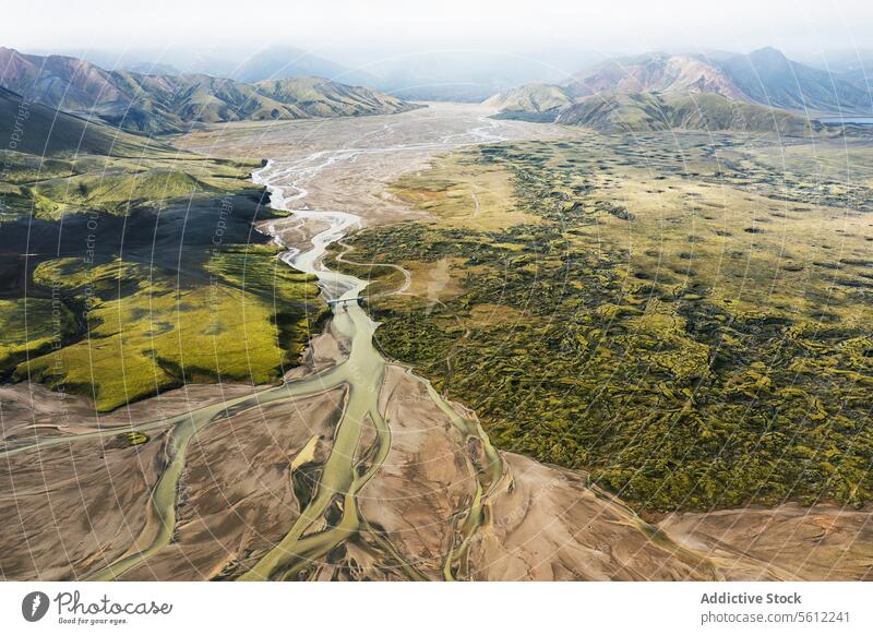 Luftaufnahme der isländischen Flussgebiete und des üppigen Geländes Island Flusseinzugsgebiet Landschaft Grün Natur im Freien malerisch wild Wasser fließen