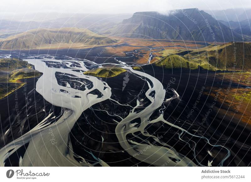 Luftaufnahme eines gewundenen Flusses in der isländischen Landschaft Island vulkanisch Berge u. Gebirge schlangenförmig Natur Schönheit majestätisch Gelände