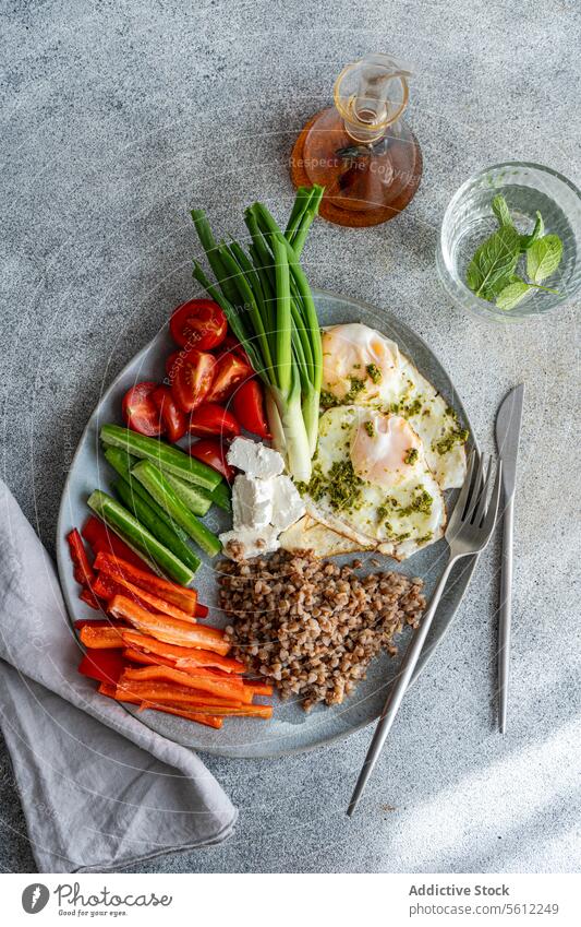 Gesunder Frühstücksteller mit Gemüse, Käse und Eiern mit Pesto Gesundheit frisch Kirschtomate Salatgurke Frühlingszwiebel rote Paprika Schafskäse