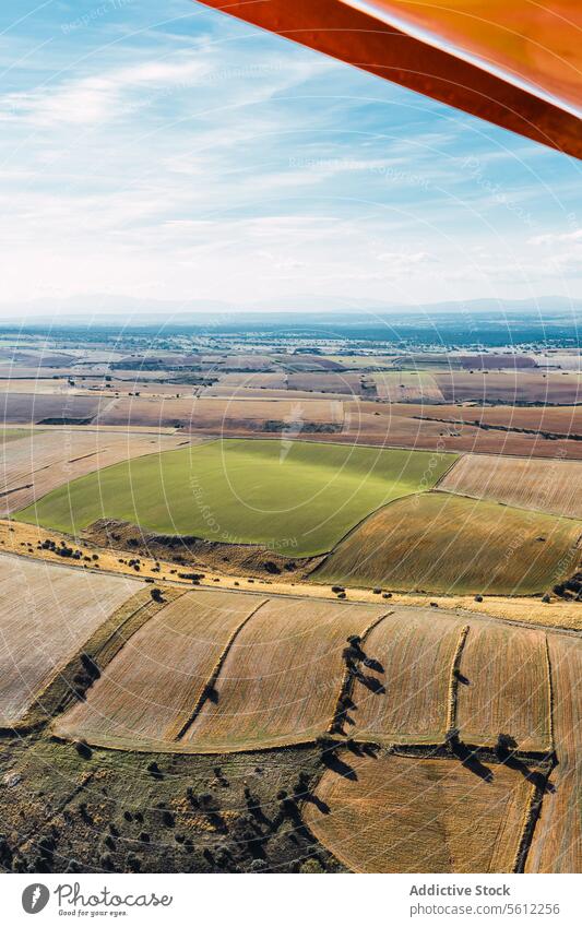 Luftaufnahme von Patchworkfeldern aus einem Flugzeug an einem bewölkten Tag Antenne Ansicht Bereiche landwirtschaftlich Perspektive Fluggerät Flügel Farbtöne