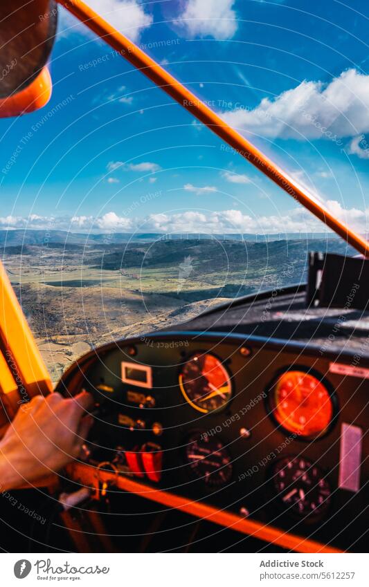 Cockpitansicht einer anonymen Person, die ein Kleinflugzeug über den Wolken steuert Pilotierung klein Fluggerät Landschaft Pilotenhand Kontrollen fliegen