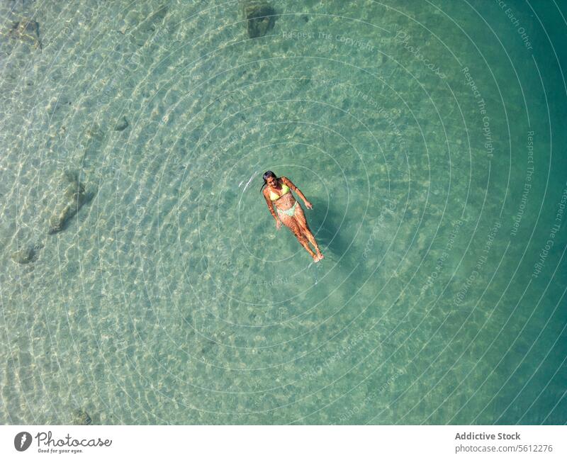 Luftaufnahme einer Person, die im klaren Wasser von Nizza schwimmt fliegend klares Wasser türkis MEER cÃ'te d'azur Frankreich Erholung Sommer Freizeit reisen