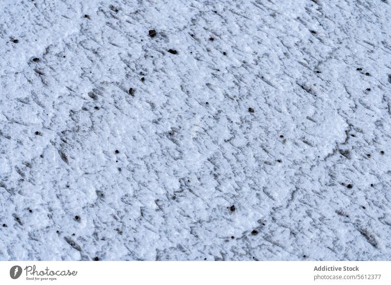 Strukturierte Eisoberfläche mit eingebetteten Trümmern Textur Oberfläche Nahaufnahme gefleckt Muster Hintergrund kalt Winter Frost gefroren Detailaufnahme Natur