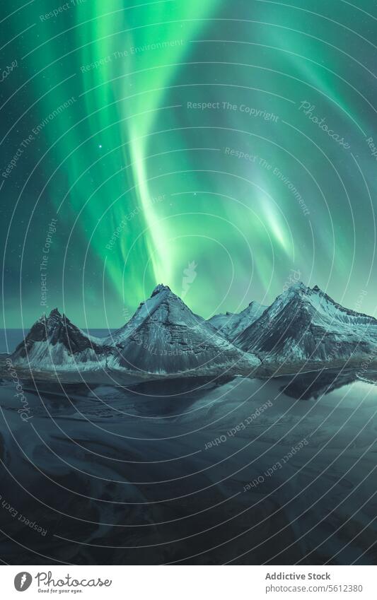Majestätische Aurora Borealis über schneebedeckten Gipfeln in Island Nordlicht Berge u. Gebirge Schnee Nacht Himmel sternenklar Naturwunder arktische Anzeige