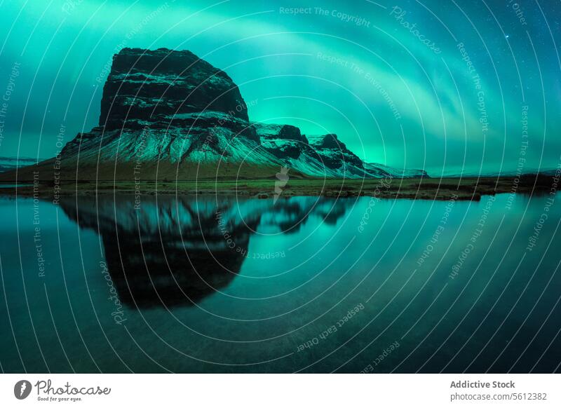 Nordlicht und Spiegelung über einem isländischen Berg Island Nachthimmel Berge u. Gebirge Reflexion & Spiegelung Wasser Landschaft Natur reisen Gelassenheit