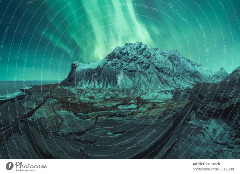 Majestätische Nordlichter über verschneiten isländischen Gipfeln Island Berge u. Gebirge Schnee Winter Nacht Himmel Natur Naturwunder Landschaft grün Anzeige