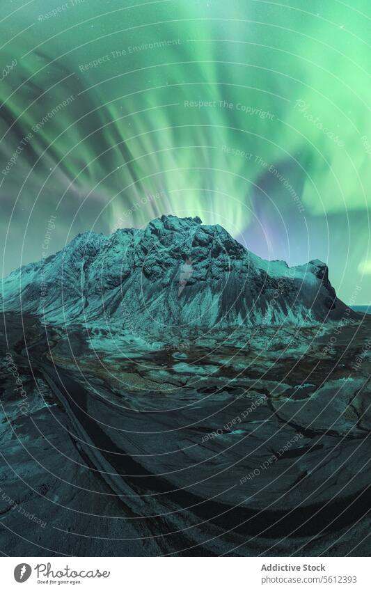 Nordlichter tanzen über einer isländischen Berglandschaft Island Berge u. Gebirge Landschaft natürlich Lightshow Wildnis robust Spektakel Anzeige Himmel grün