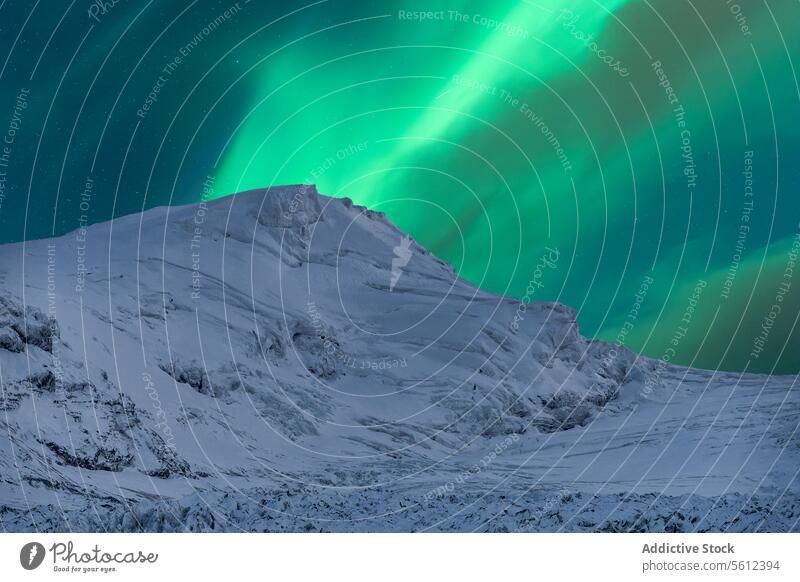 Nordlichter tanzen über verschneite isländische Berge Island Berge u. Gebirge Schnee Nacht Himmel Illumination Landschaft Natur Winter kalt arktische