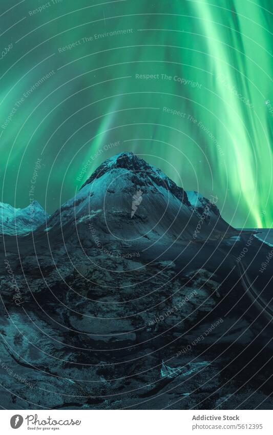 Majestätische Aurora Borealis über isländischem Berg Nordlicht Island Berge u. Gebirge Nacht Spektakel Natur Licht robust Gipfel Himmel grün Erscheinung
