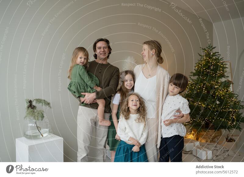 Gemütliche Familienweihnachtszeit zu Hause Weihnachten heimwärts festlich Baum Geschenke gemütlich Moment Feiertag Saison Eltern Kinder im Innenbereich