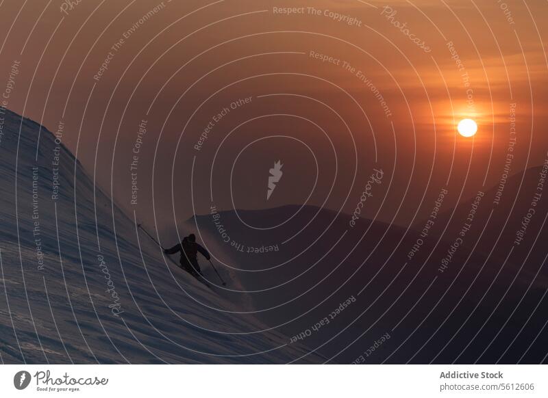 Skifahren auf der Piste der japanischen Alpen bei Sonnenuntergang Skifahrer Person Silhouette Berge u. Gebirge Berghang Ambitus aktiv Hochland Top schön Ansicht