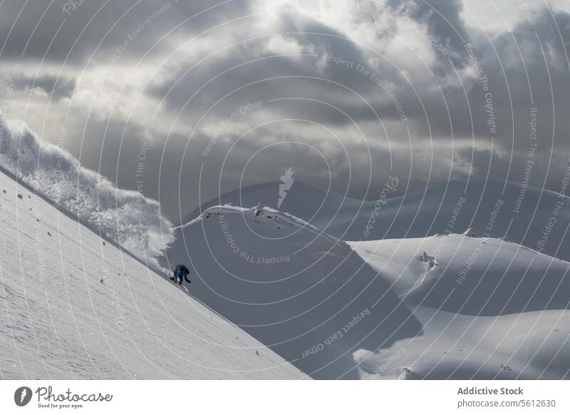 Skifahrer auf einer schneebedeckten Piste in Japan Person Skifahren Berge u. Gebirge Berghang See Himmel Ganzkörper Schnee wolkig Hochland Gefahr Top Mast