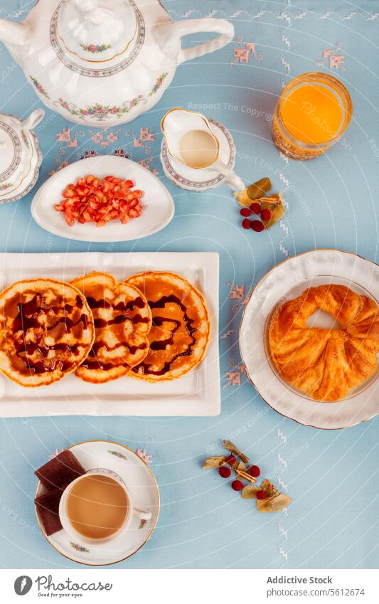 Elegantes kontinentales Frühstück auf blauem Hintergrund Blauer Hintergrund Draufsicht Waffeln Frucht Kaffee Saft elegant Mahlzeit Morgen Tisch Lebensmittel