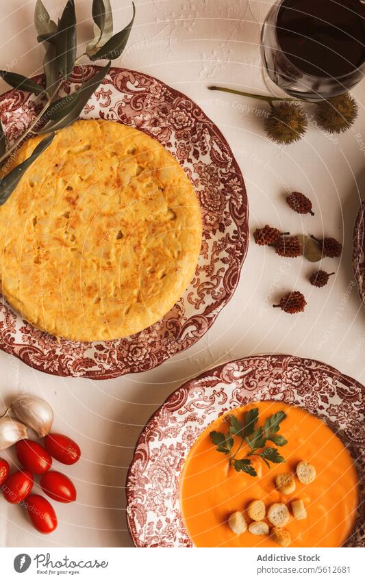 Elegantes Esszimmer mit Wein und Gourmetgerichten Lebensmittel speisend Spanisch Omelett salmorejo Tisch Glas Speise Feinschmecker Küche Draufsicht elegant