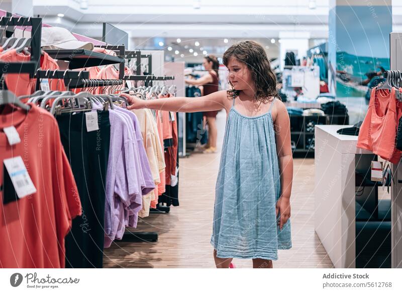 Mädchen wählt Kleidung im Geschäft aus kaufen Wochenende niedlich Freizeitkleidung Lifestyle Stil Mode Bekleidung stehen Sammlung wählen Werkstatt Laden