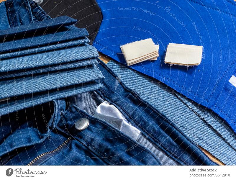 Verschiedene Denim-Stoffe und Aufnäher für Nähprojekte Jeansstoff Gewebe Fleck Nähen Material Textil Kleidungsstück Reparatur blau Jeanshose Reißverschluss