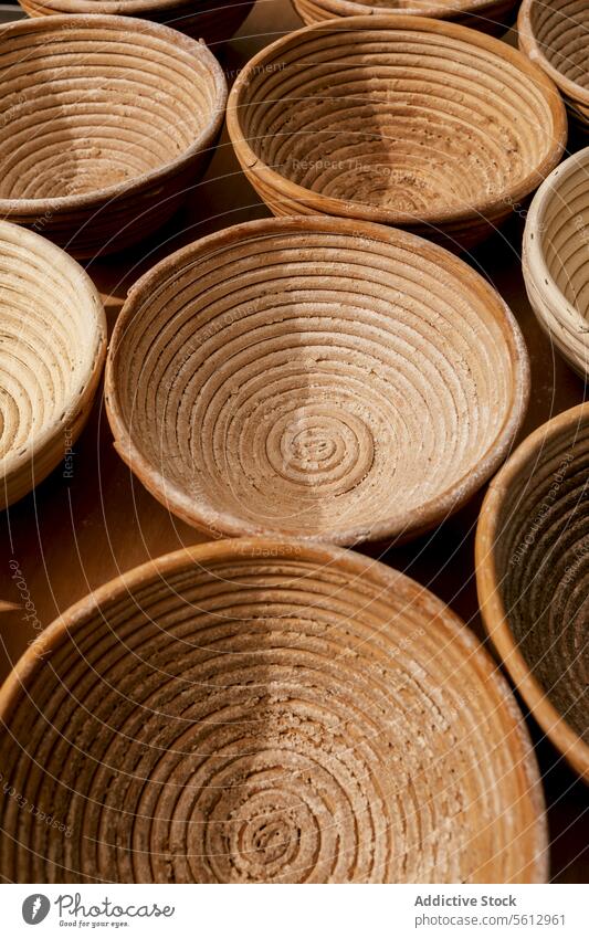 Nahaufnahme von runden Holzschalen in einer Bäckerei Korb Proofing Schimmelpilze Schalen & Schüsseln braun hölzern kreisen Form Küche hoher Winkel Container