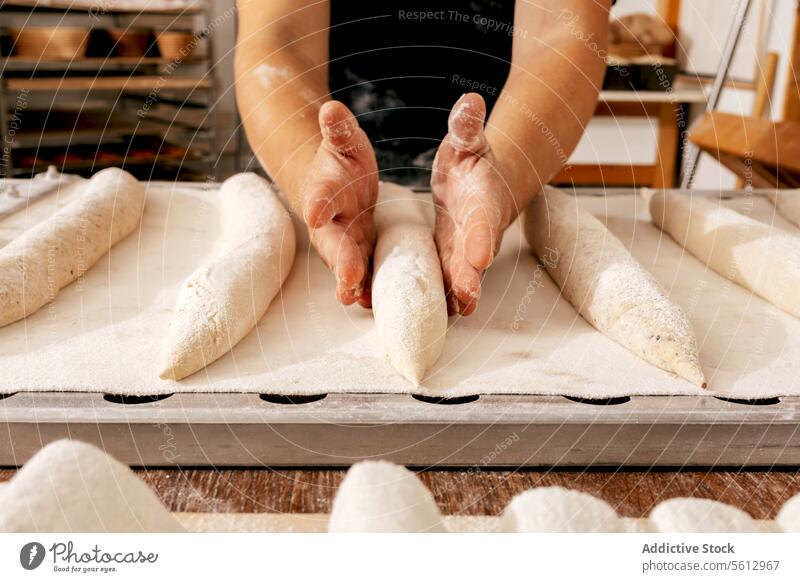 Hände eines Mannes beim Brotbacken in der Backstube Bäcker Teigwaren Brotlaib Form Hand Ernte roh Mehl Tablett Herstellung Lebensmittel Tisch Küche Bäckerei