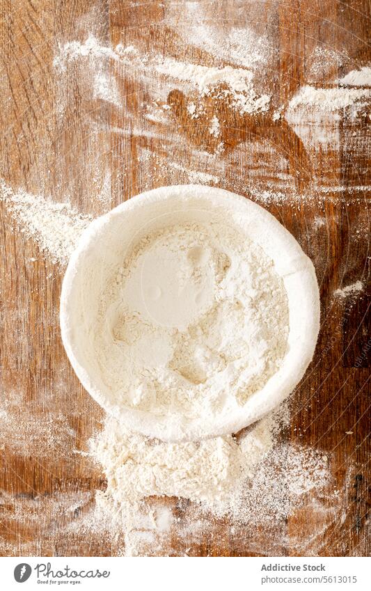 Nahaufnahme von Mehl in einer Schüssel in einer Bäckerei Schalen & Schüsseln Tisch Küche Schlamassel hölzern Essen zubereiten Prozess roh weiß Bestandteil