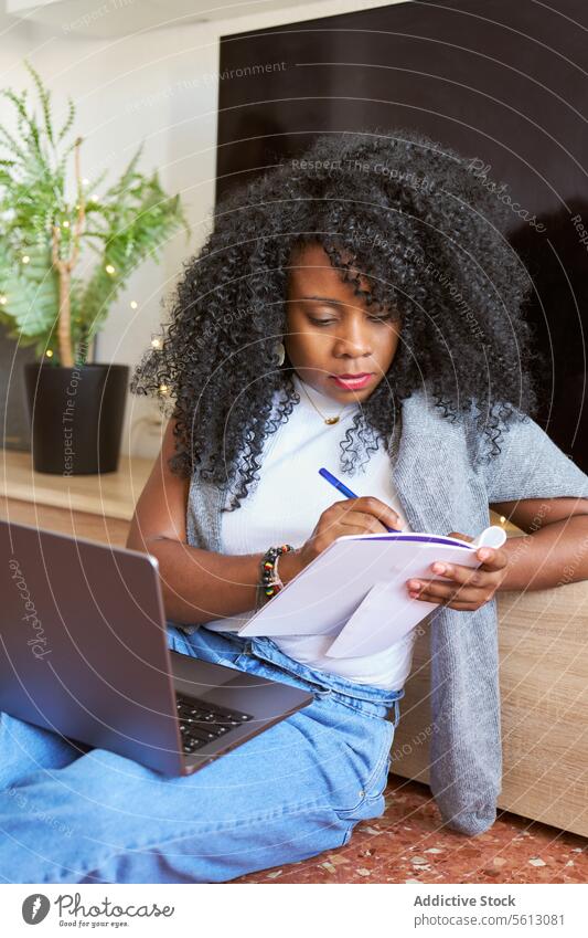 Berufstätige Frau, die von zu Hause aus arbeitet Geschäftsfrau schreiben Tagebuch selbstbewusst Laptop Afro-Look Frisur schwarz professionell abgelegen Arbeit