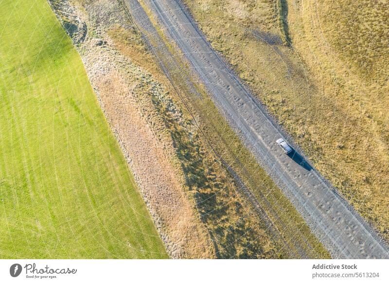 Luftaufnahme eines Autos, das an einem sonnigen Tag durch das isländische Hochland fährt Island Highlands Thorsmork Tal Antenne Ansicht PKW Straße