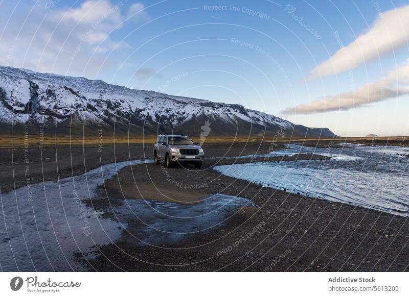 Abenteuer im Geländewagen im isländischen Thorsmork-Tal in der Nähe des Flusses und der schneebedeckten Berge Island Highlands Off-Road Fahrzeug Durchquerung