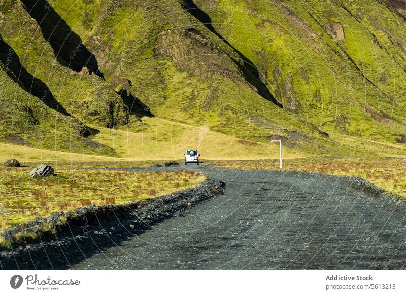 Rückansicht eines Fahrzeugs auf der Straße im Thorsmork-Tal, isländisches Hochland, an einem sonnigen Tag Island Highlands malerisch Laufwerk PKW reisen grün