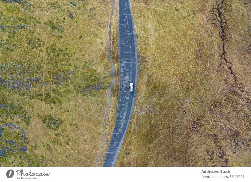 Luftaufnahme eines Fahrzeugs mit geöffneter Tür auf einer Straße im Hochland von Island Highlands Antenne Thorsmork Tal robust Gelände geschlängelt Schuss