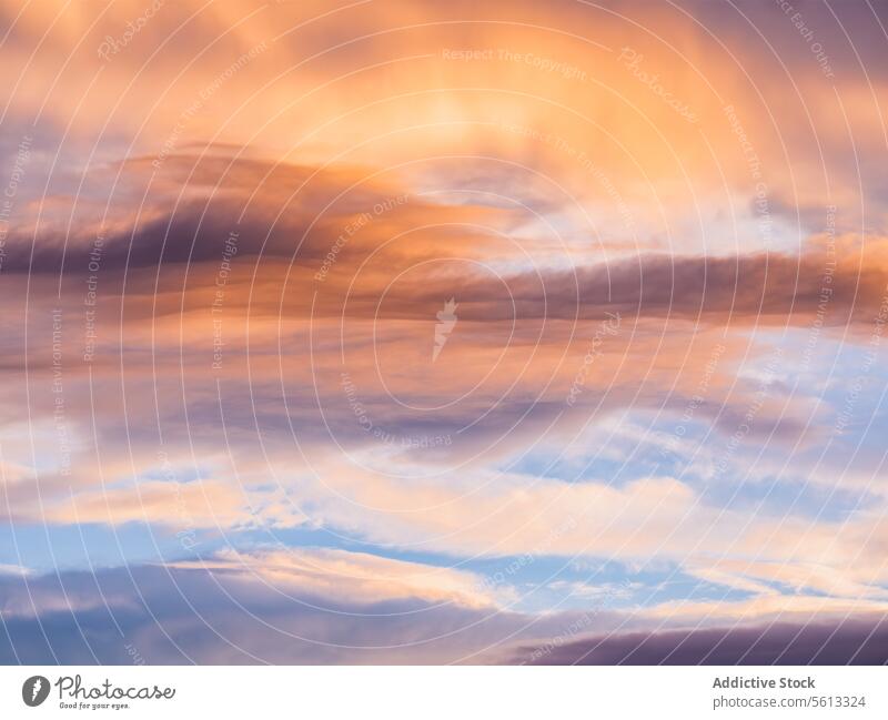 Schwungvoller orangefarbener Sonnenuntergangshimmel mit weichen Wolkenmustern Himmel Cloud blau Abenddämmerung Natur im Freien schön Landschaft ruhig friedlich