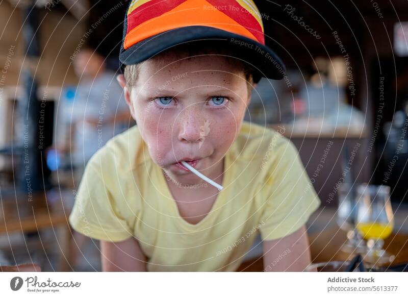 Ernstes Kind isst Lutscher im Café Junge Lollipop Porträt ernst Verschlussdeckel Kaukasier unschuldig Person Lifestyle Kindheit elementar wenig