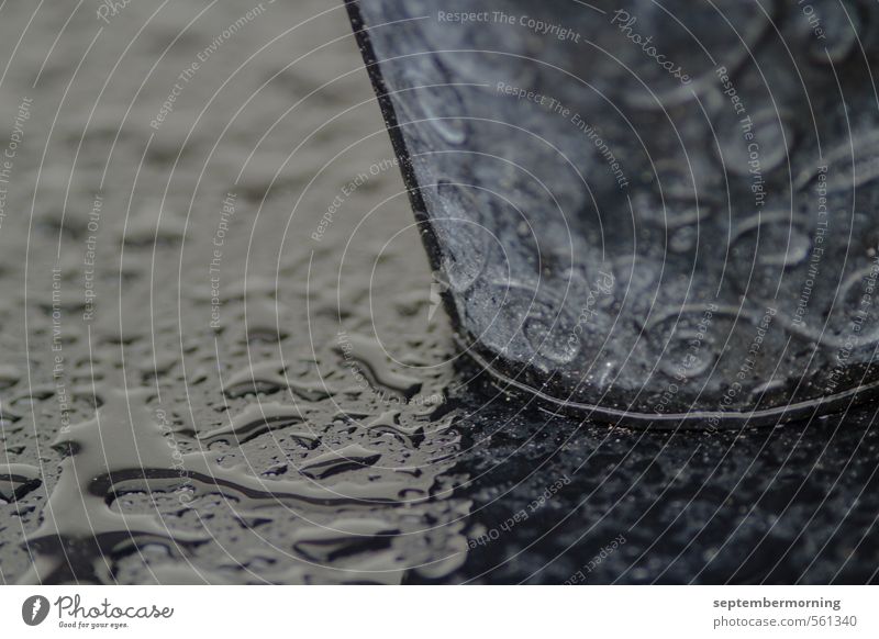 Was vom Regen übrig bleibt Metall Tropfen nass grau Bad Saarow Gedeckte Farben Außenaufnahme Detailaufnahme Menschenleer Unschärfe