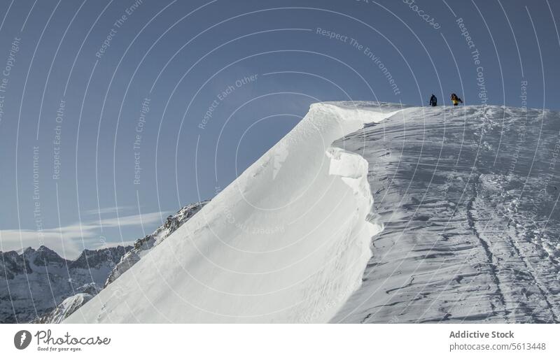 Menschen mit Snowboards auf verschneitem Berg Freunde Schnee Berge u. Gebirge Rückansicht Spaziergang Aufsteiger unkenntlich warme Kleidung Beteiligung Klettern